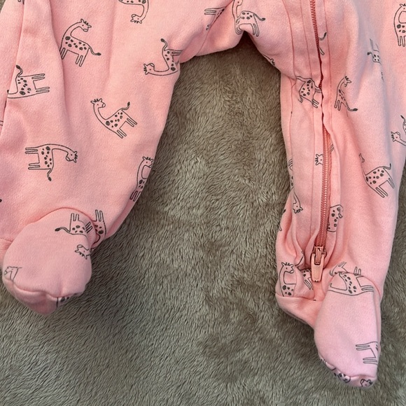 🩷2 for 10$🩷Child of Mine by Carters Baby Girl 2-Way Zip Sleeper, Size 3-6 months - Picture 6 of 9